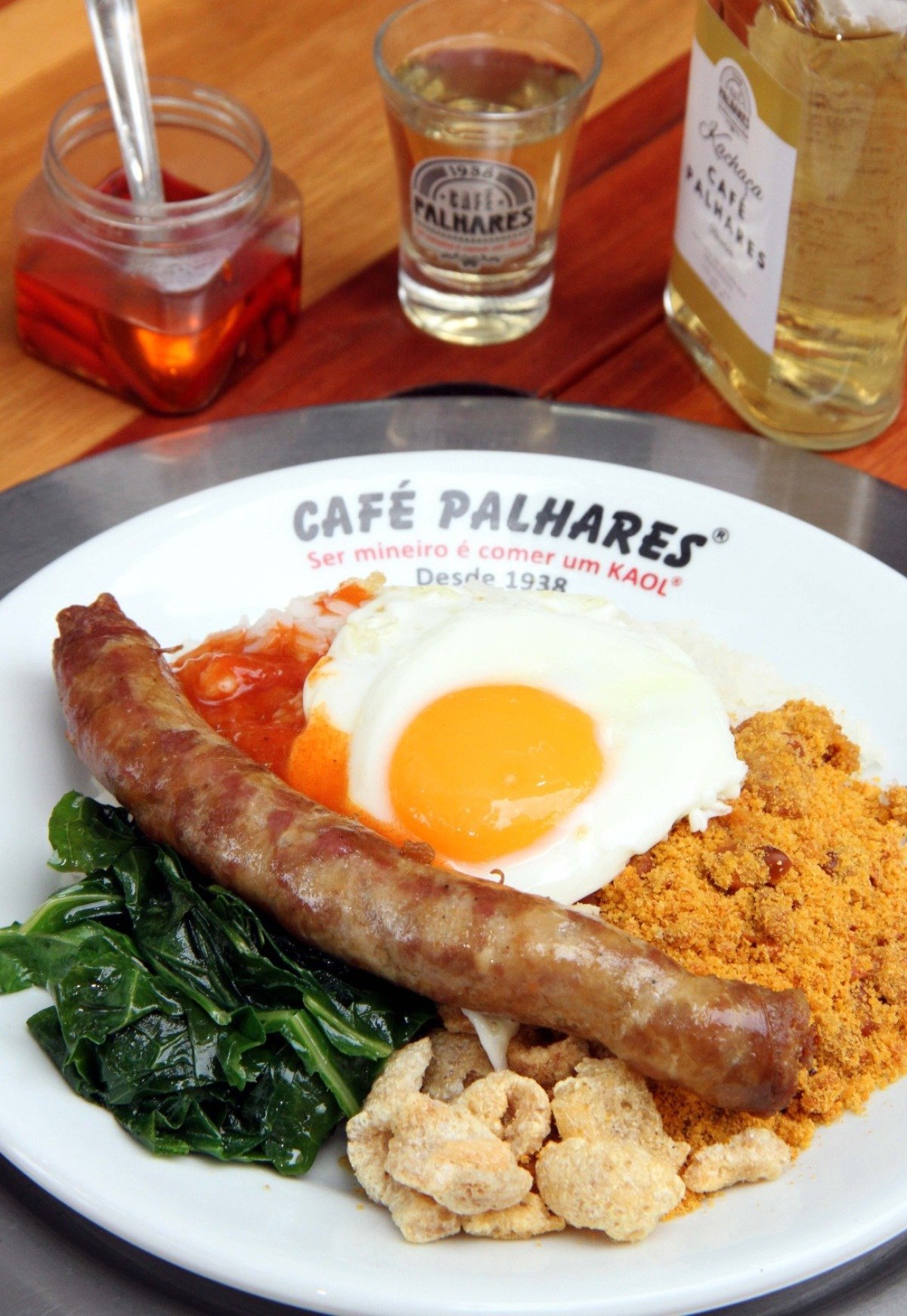 Prato icônico de Belo Horizonte, o KAOL, do Café Palhares, tem como estrela a linguiça com molho especial