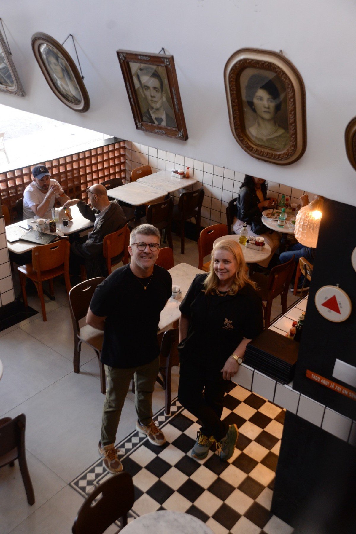 Pedro e Eliza Fonseca, do Bar da Lora, são sócios no negócio herdado pelo pai, paulo, e se orgulham de seguir o legado dele 