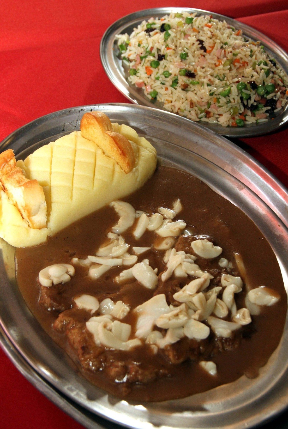 O escalope de filé com molho madeira, champignons, purê de batatas e arroz à  grega está entre os clássicos do Cantina do Lucas 