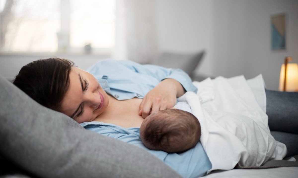 O contato físico próximo acalma e faz com que o bebê se sinta seguro, facilitando o adormecimento -  (crédito: FreePik)