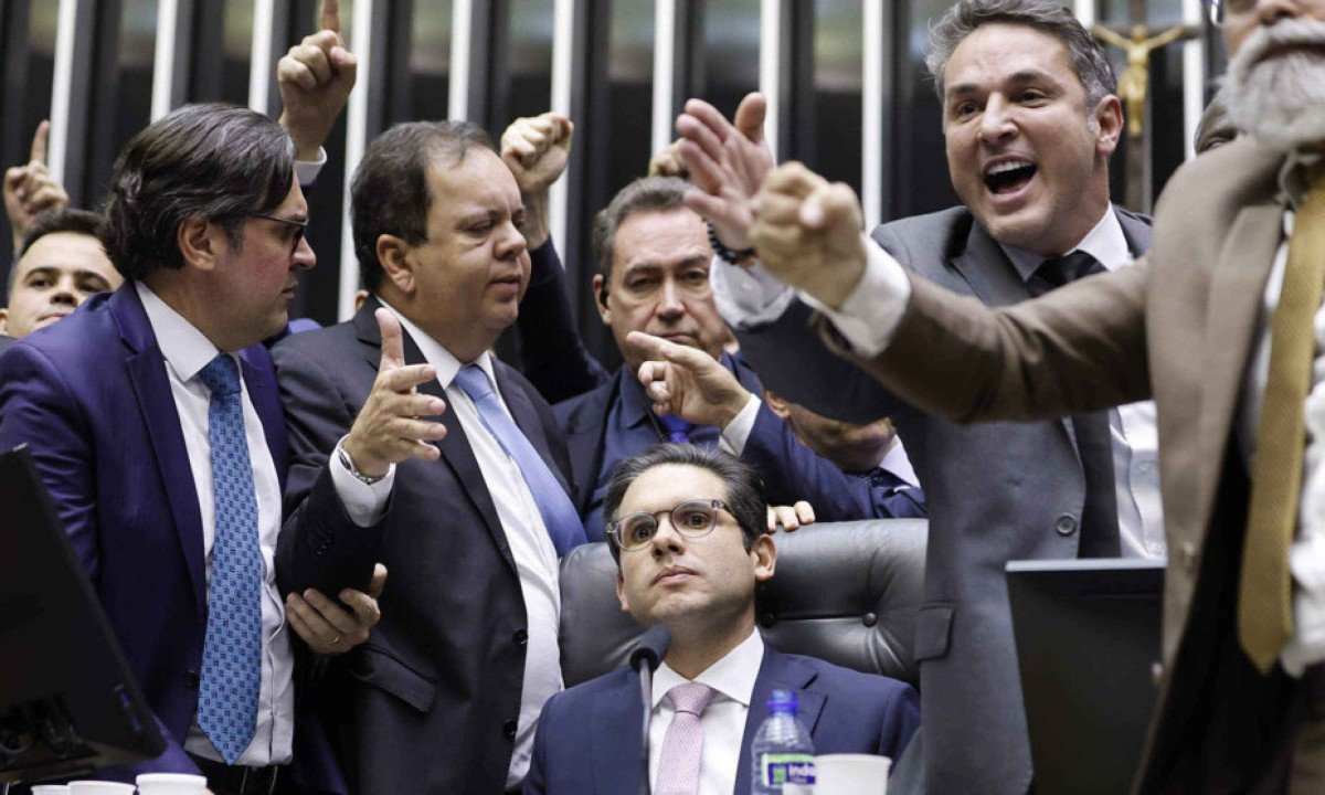 Deputados que atuam para livrar Bolsonaro da cadeia podem sofrer as próprias punições -  (crédito: Platobr Politica)