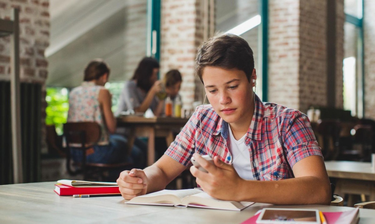 Jovem estuda usando caderno, livros, tabblet e celular para revisão de conteúdo e preparação para provas, sendo que especialistas alertam para crescimento da técnica Jovem estuda usando caderno, livros, tabblet e celular para revisão de conteúdo e preparação para provas, sendo que especialistas alertam para crescimento da técnica