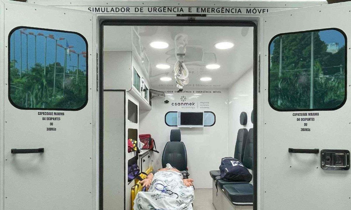 Simulador móvel reproduz com fidelidade o interior de uma ambulância e oferece cenários realistas de urgência e emergência -  (crédito: Divulgação FAMINAS BH)