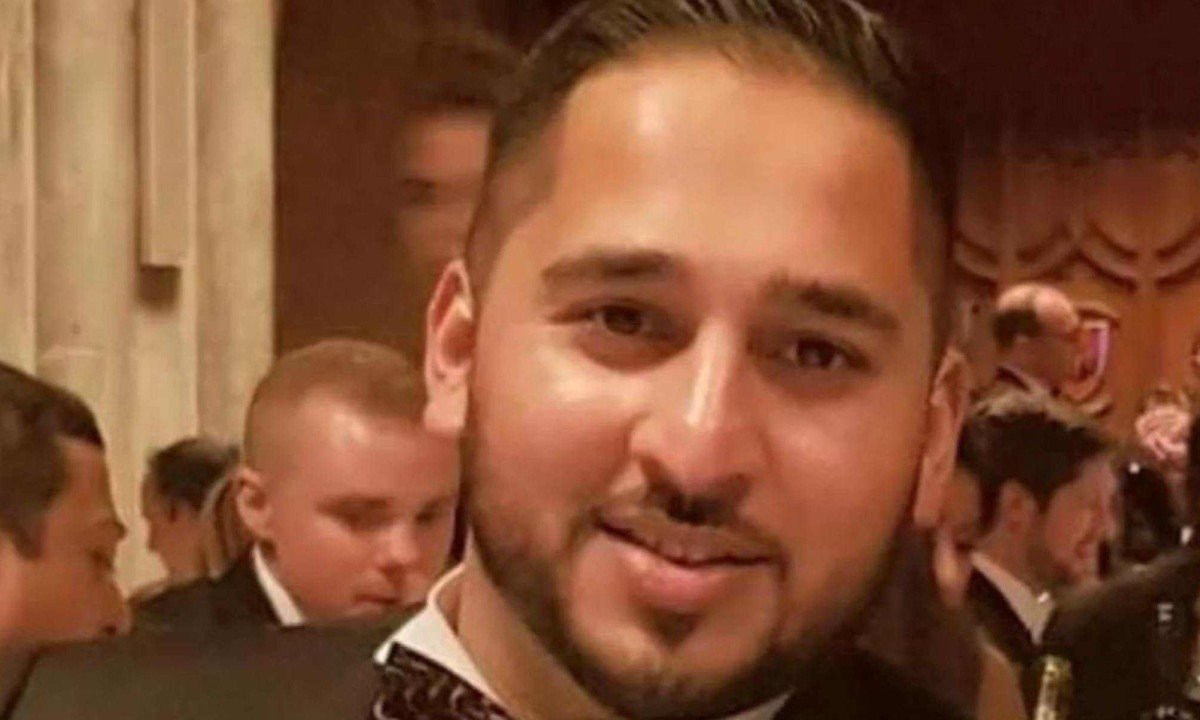 Salman Iftikhar foi condenado a 15 meses de prisão por proferir ameaças violentas, racistas e de estupro enquando voava da Inglaterra para o Paquistão
 -  (crédito: Reprodução / redes sociais)