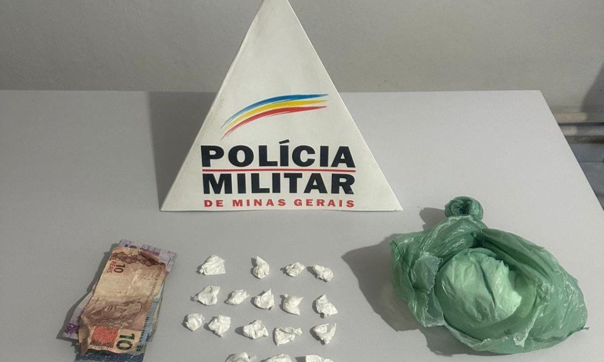 O homem carregava drogas e dinheiro e foi preso por tráfico de drogas -  (crédito: Divulgação/PMMG)