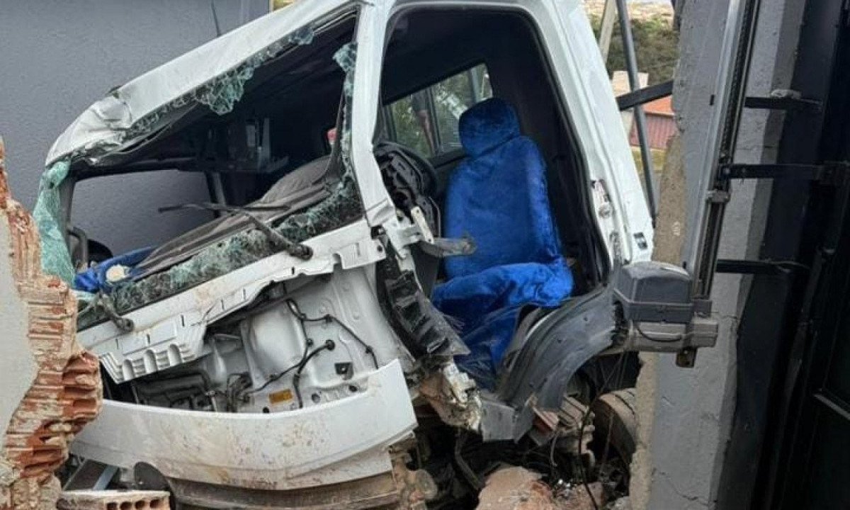 Os bombeiros informaram que, segundo relatos, o condutor estava descendo a Rua Renato Ferreira quando passou mal e colidiu com o carro e, em seguida, com as casas -  (crédito: Reprodução CBMMG)
