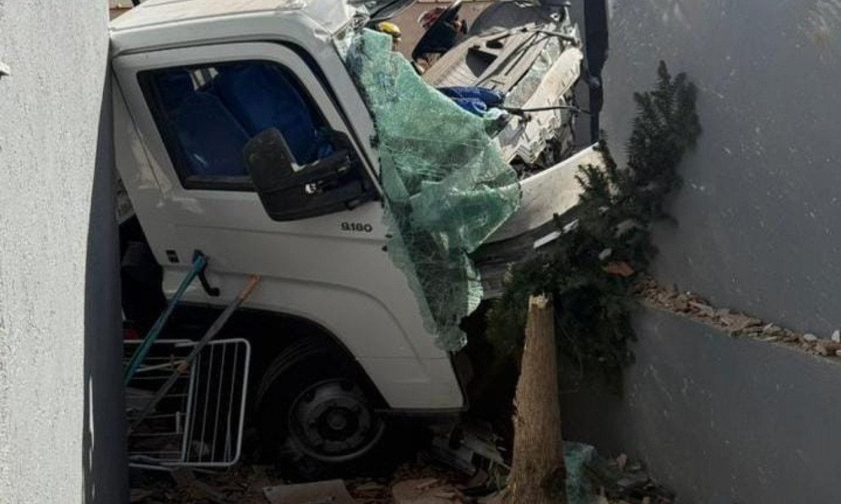 Os bombeiros informaram que, segundo relatos, o condutor estava descendo a Rua Renato Ferreira quando passou mal e colidiu com o carro e, em seguida, com as casas