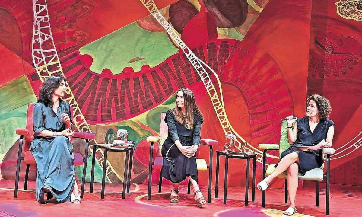 Na Flip, Anabela Ribeiro (E) e a francesa Neige Sinno dividiram a mesa "Tristes tramas", com mediação de Rita palmeira: "O livro de Neige mexeu com as minhas entranhas e guardei uma expressão que ela disse, a minha cólera continua intacta"  