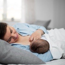 Seu bebê dorme bem? Veja a relação da amamentação com o sono - FreePik