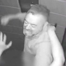Justiça solta homem que espancou mulher com socos dentro de elevador