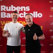 Alô, diretoria! Um ano depois, saiba como acelera a versão empresária de Rubens Barrichello - Foto Divulgação SOFTSWISS