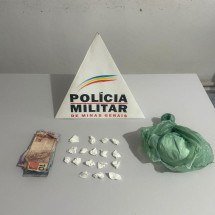 Foragido deixa esconderijo ao brigar com companheira e é preso com drogas - Divulgação/PMMG