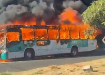 Vídeo: Ônibus do transporte público de Uberlândia é destruído por fogo nesta sexta-feira (08/08) -  (crédito: Reprodução/redes sociais)