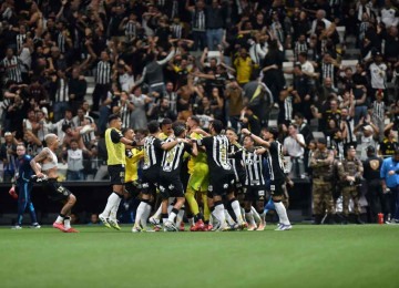 Jogadores e torcedores do Atlético após a classificação para as quartas de final da Copa do Brasil. A união do campo com a arquibancada superou a força do grupo rubro-negro -  (crédito: Ramon Lisboa/EM/D.A. Press)