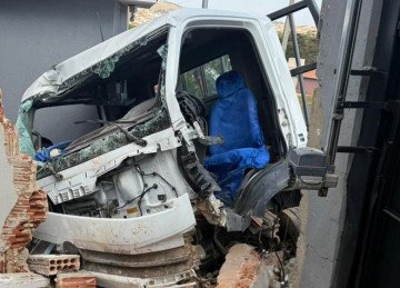Os bombeiros informaram que, segundo relatos, o condutor estava descendo a Rua Renato Ferreira quando passou mal e colidiu com o carro e, em seguida, com as casas -  (crédito: Reprodução CBMMG)