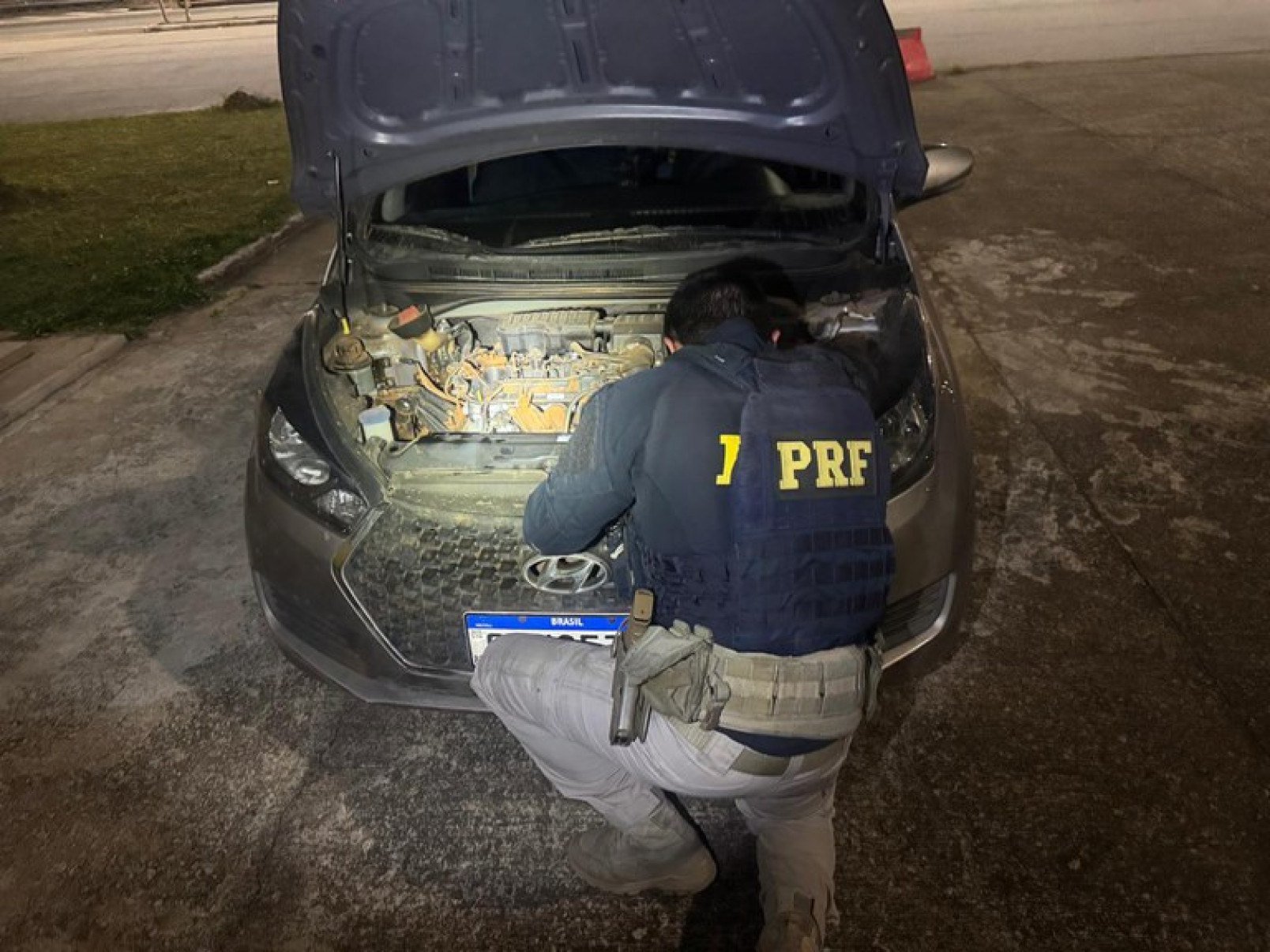 Policiais deram ordem de parada ao motorista, que conduzia um Hyundai HB20, na altura do km 926 da rodovia -  (crédito: PRF/Divulgação)