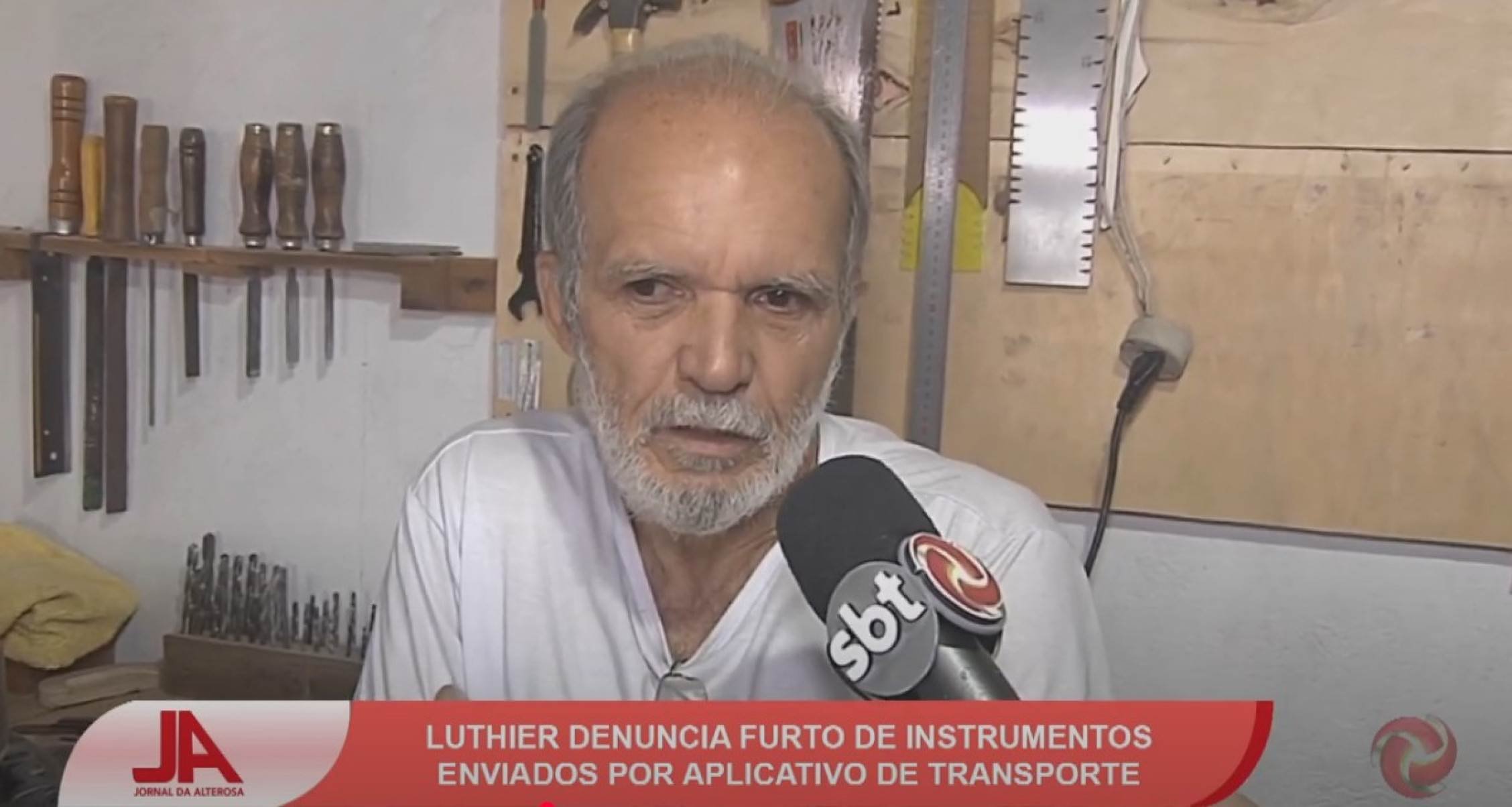 José Geraldo, que trabalha como luthier, falou com a equipe da TV Alterosa -  (crédito: TV Alterosa/Reprodução)