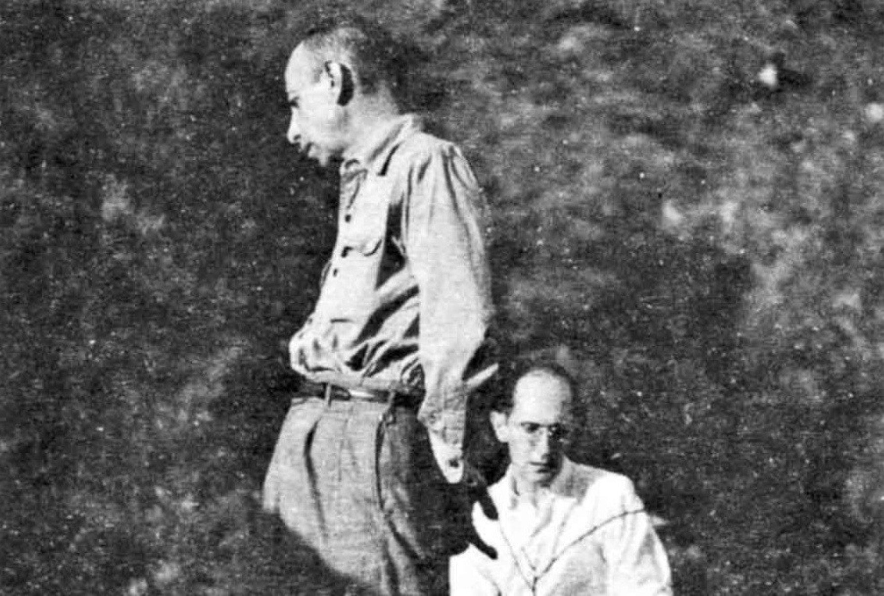 Rodrigo Melo Franco de Andrade com Carlos Drummond de Andrade, no Morro da Queimada, em Ouro Preto (1951)