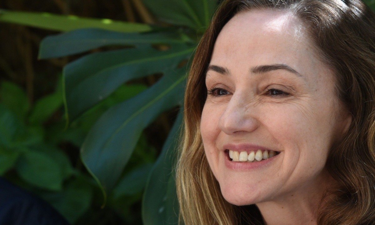 Cassi Abranches, coreógrafa residente do Grupo Corpo, está de lado e sorri