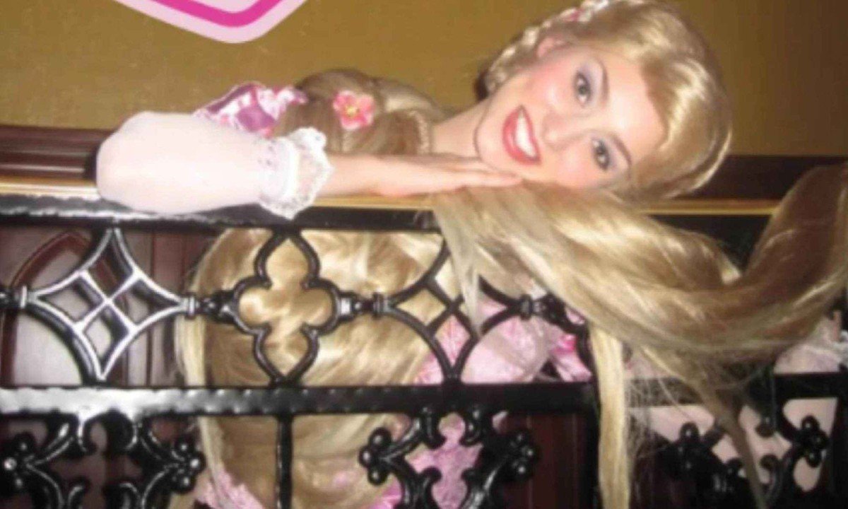 Katrina vestida como Rapunzel enquanto trabalhava na Disney