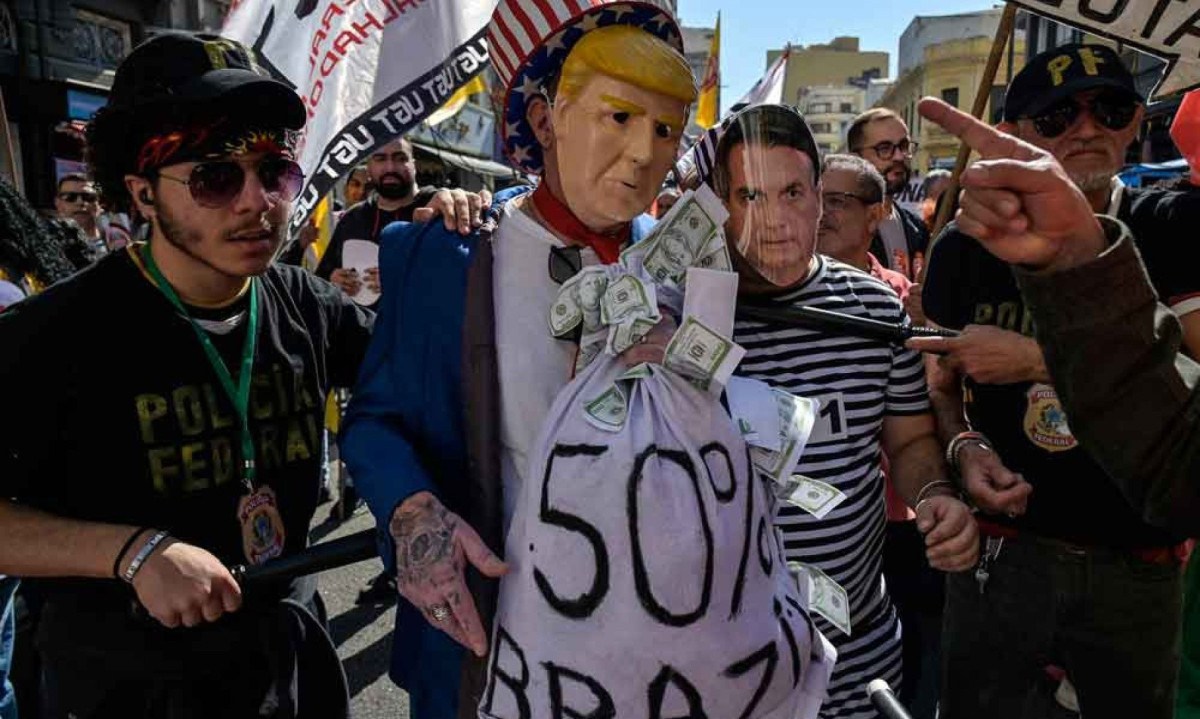 Manifestantes protestam em São Paulo logo depois do anúncio do tarifaço dos Estados Unidos - (crédito: Nelson Almeida/AFP – 18/7/25) Manifestantes protestam em São Paulo logo depois do anúncio do tarifaço dos Estados Unidos - (crédito: Nelson Almeida/AFP – 18/7/25)