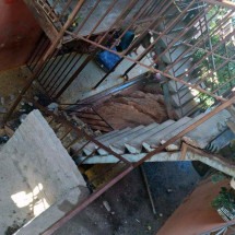 Desabamento de escada de prédio deixa moradores isolados no Barreiro - CBMMG