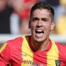 Ex-Barcelona anuncia aposentadoria precoce por problema congênito