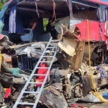 Colisão entre carreta e ônibus deixa 11 mortos e 46 feridos no MT - Redes sociais