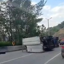 Carreta tomba no Sul de Minas, motorista fica ferido e BR-381 é interditada - Reprodução/Redes sociais
