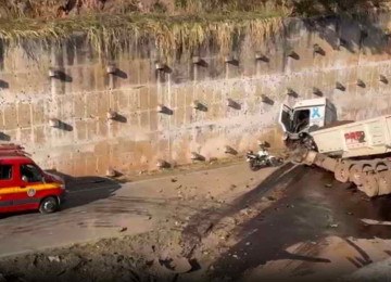 Bombeiros chegam até a carreta de minério que colidiu com o muro de arrimo do trevo depois de bater em carro, matando uma pessoa e deixando dois feridos -  (crédito: CBMMG)