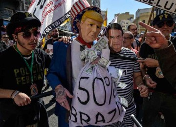 Manifestantes protestam em São Paulo logo depois do anúncio do tarifaço dos Estados Unidos -  (crédito: Nelson Almeida/AFP – 18/7/25)