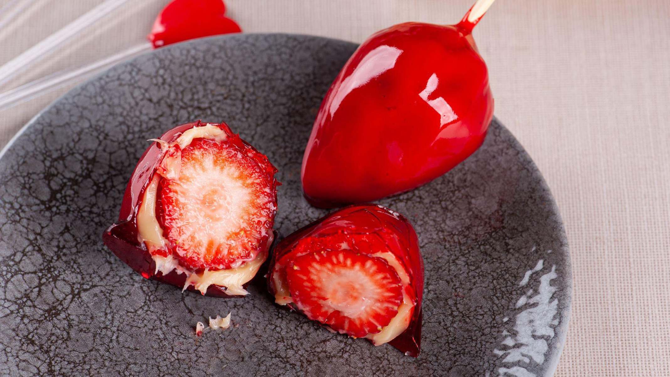 Dentista mostra caso de perda dentária causada pelo consumo do 'morango do amor' -  (crédito: Reprodução Instagram)