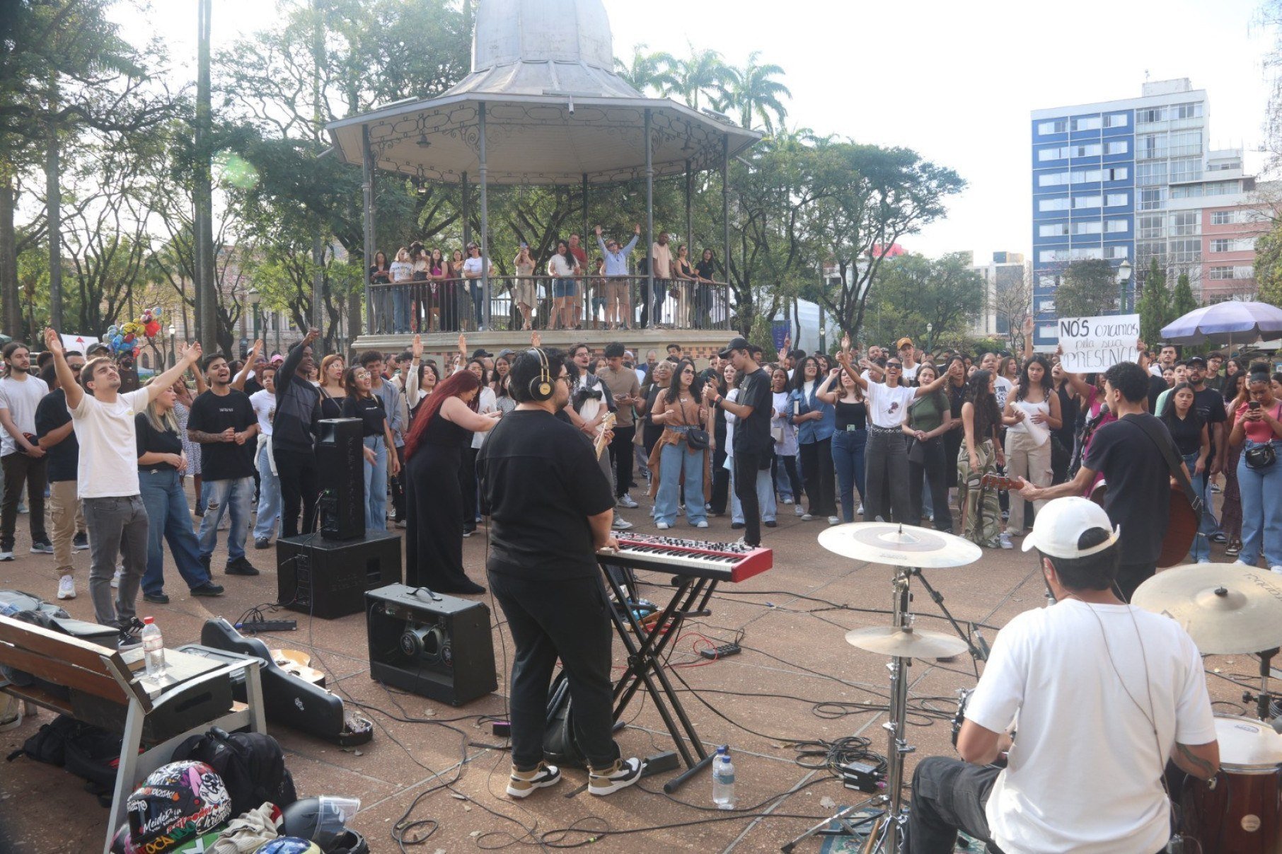 Cerca de 300 jovens cristãos se reuniram na Praça da Liberdade para compartilhar momentos de fé e oração-Marcos Vieira/EM/D.A Press