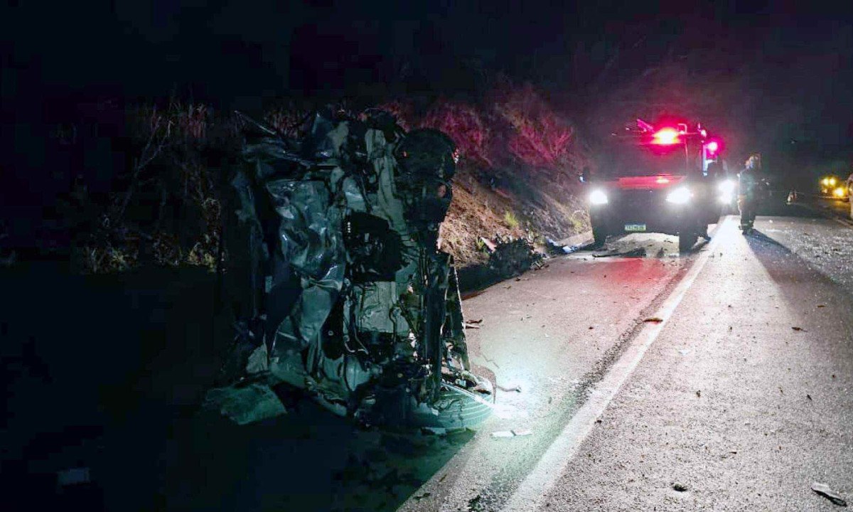 Carro T-Cross teve sua frente destruída. Um ocupante morreu preso às ferragens do veículo Carro T-Cross teve sua frente destruída. Um ocupante morreu preso às ferragens do veículo