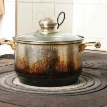 Como deixar as panelas limpas e brilhando usando o que você já tem em casa - depositphotos.com / ronstik