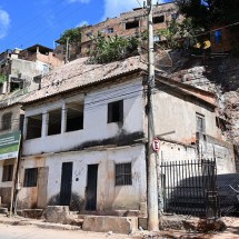 Encostas no Bairro Taquaril: de acordo com a PBH, os trabalhos fazem parte de intervenções que 'já estão prontas', mas aguardam documentação da caixa -  (crédito: Leandro Couri/EM/D.A Press)