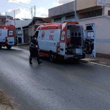 Celular no trânsito? Entenda por que ele aumenta o risco de atropelamentos - vítimas de atropelamento são socorridas por equipes do Samu: ESPECIALISTA COBRA MENOS VELOCIDADE E MAIS ESTRUTURA NAS CIDADES
