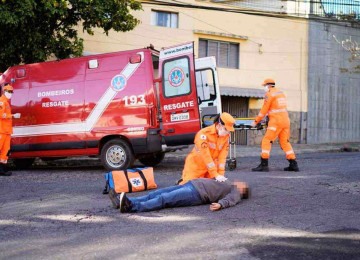 vítima de atropelamento é socorrida por equipe do Corpo de Bombeiros: quando não é fatal, ocorrência resulta em dezenas de milhares de internações   -  (crédito: Samu/Macronorte/Divulgação)