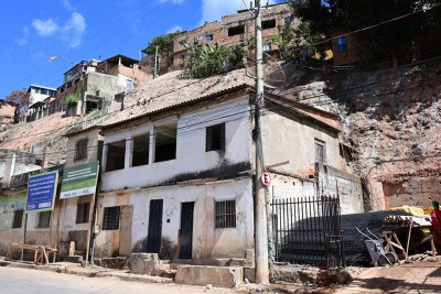 Encostas no Bairro Taquaril: de acordo com a PBH, os trabalhos fazem parte de intervenções que 'já estão prontas', mas aguardam documentação da caixa -  (crédito: Leandro Couri/EM/D.A Press)