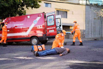 vítima de atropelamento é socorrida por equipe do Corpo de Bombeiros: quando não é fatal, ocorrência resulta em dezenas de milhares de internações   -  (crédito: Samu/Macronorte/Divulgação)