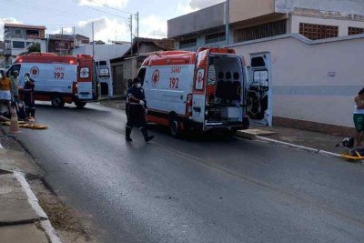 vítimas de atropelamento são socorridas por equipes do Samu: ESPECIALISTA COBRA MENOS VELOCIDADE E MAIS ESTRUTURA NAS CIDADES -  (crédito: vítimas de atropelamento são socorridas por equipes do Samu: ESPECIALISTA COBRA MENOS VELOCIDADE E MAIS ESTRUTURA NAS CIDADES)