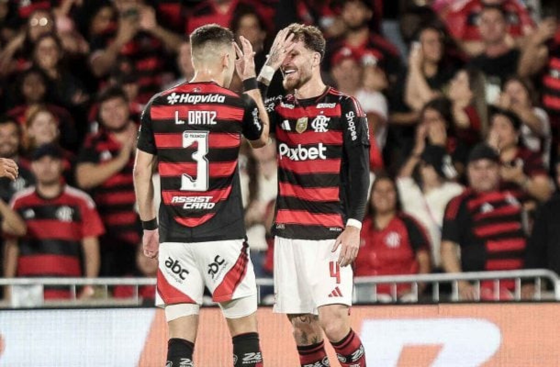 Comemoração ‘handshake’ entre zagueiros chama atenção na vitória do Flamengo