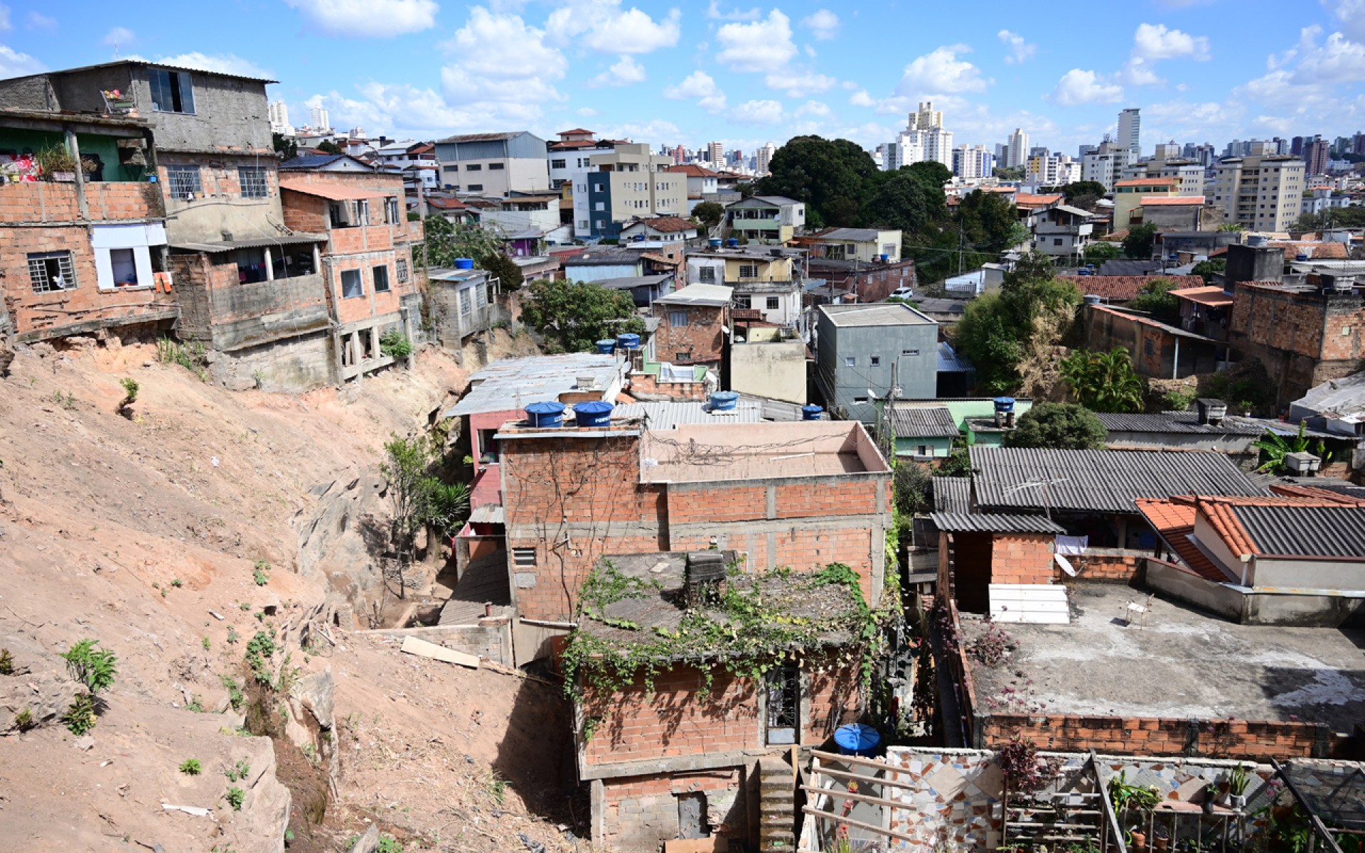 Relatório do Tribunal de Contas da União incluiu também obras na Vila Cônego Pinheiro, em BH