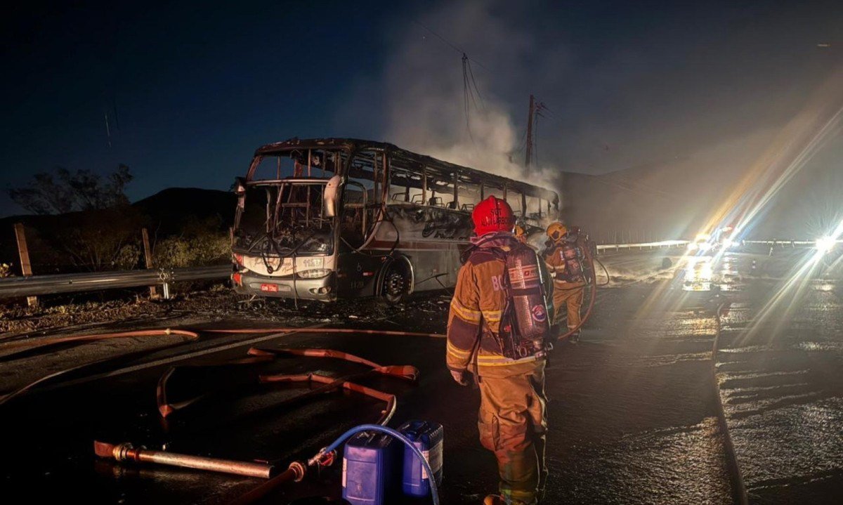 O ônibus ficou destruído pelas chamas