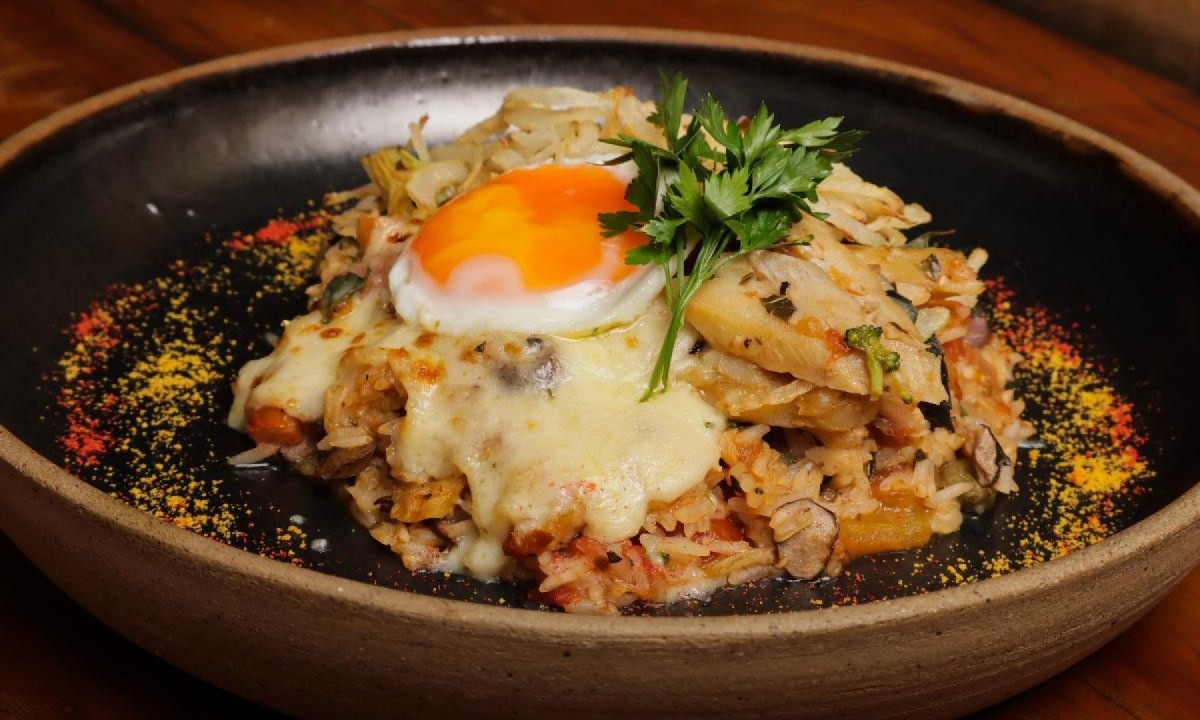 Na foto, Arroz cremoso de Bacalhau da Noruega, gratinado, servido com crispy de cebola e ovo estalado do La Palma