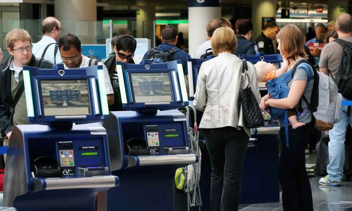 Viajantes passam por controle de passaportes no aeroporto internacional O’Hare, em Chicago: governo Donald Trump aumentou controle de candidatos a vistos de estudante