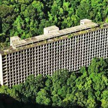 Abandonado há décadas na floresta, ‘Hotel Esqueleto’ atrai curiosidade - - Reprodução do X @SensesAtlas