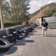 PRF impede ação de saqueadores após caminhão com pneus tombar na BR-381 - PRF/Divulgação