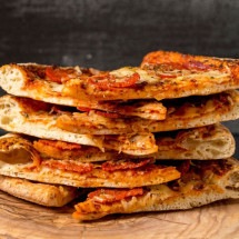 Pizza na airfryer com pão sírio ou tortilha; veja receita de 10 minutos