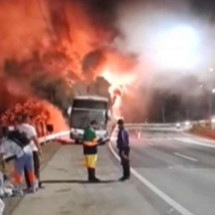 Ônibus com torcedores do Cruzeiro pega fogo na BR-040, na Grande BH - Reprodução/Redes sociais